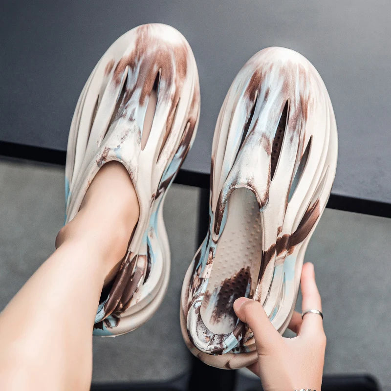Men's summer camouflage Yeezy - style clogs, suitable for outdoor wear, with a closed - toe and slip - on one - strap design.