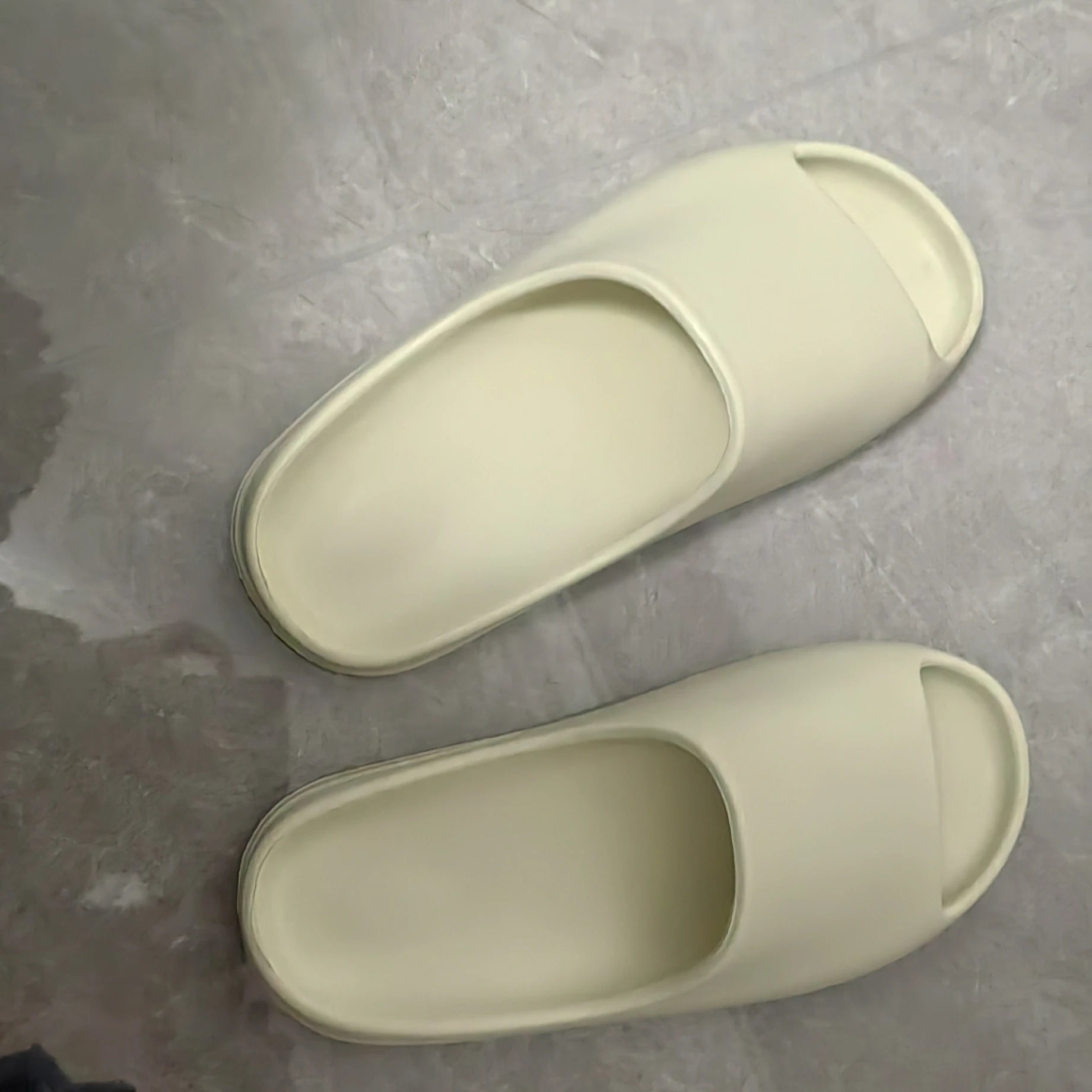 Men's Soft Thick Soled Summer Slippers EVA Fashion Slides Comfortable Home Beach Sandals for Men And Women Yeezy Inspired